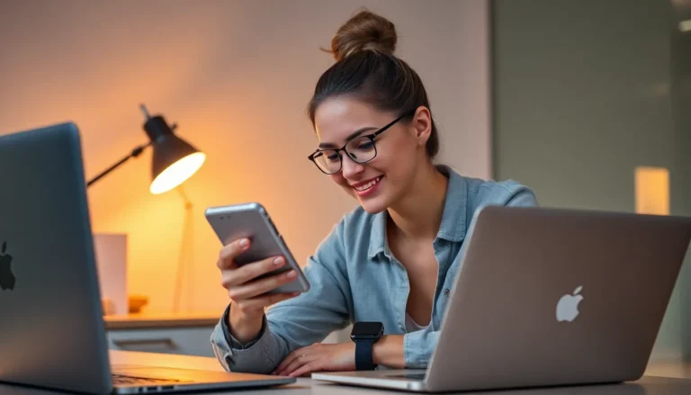 Mulher jovem em um escritório iluminado, sorrindo enquanto olha para seu celular. Ela está sentada entre dois laptops MacBook, destacando um ambiente de trabalho moderno e produtivo.