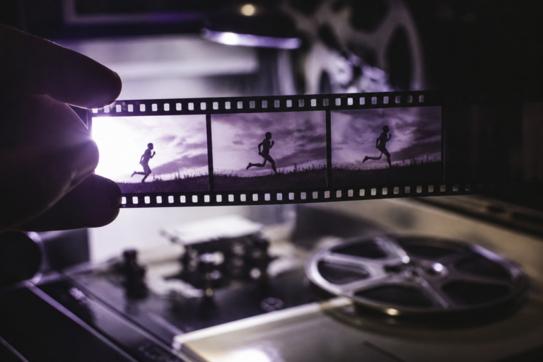 Tira de filme revelado contra a luz, com quadros consecutivos mostrando movimento contínuo