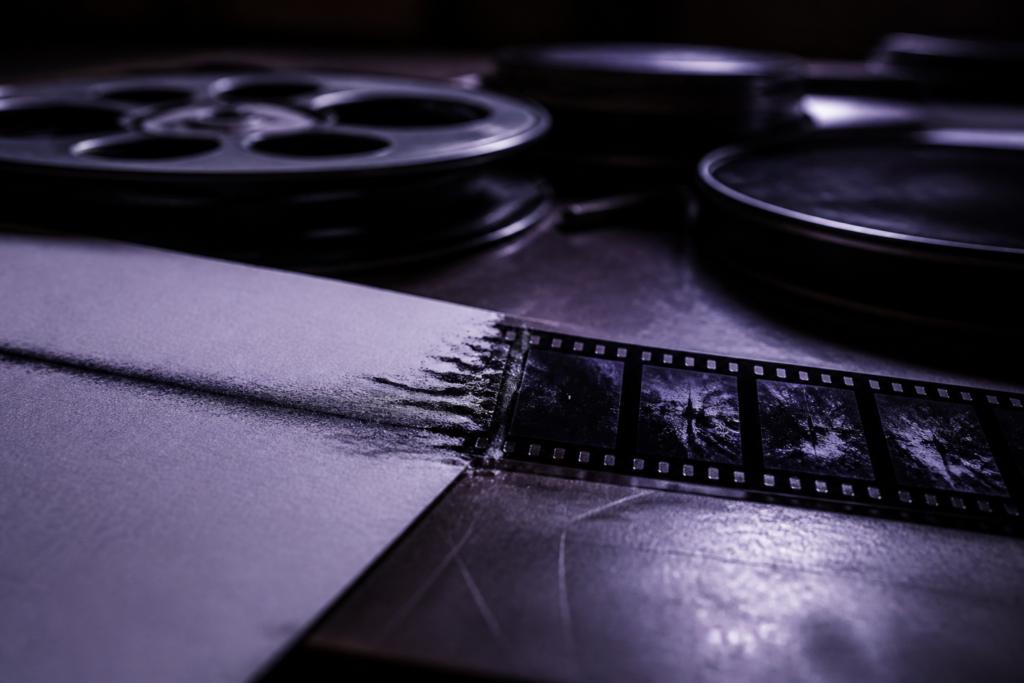 Linha datilografada em papel que se dissolve na borda direita em uma tira de filme revelado