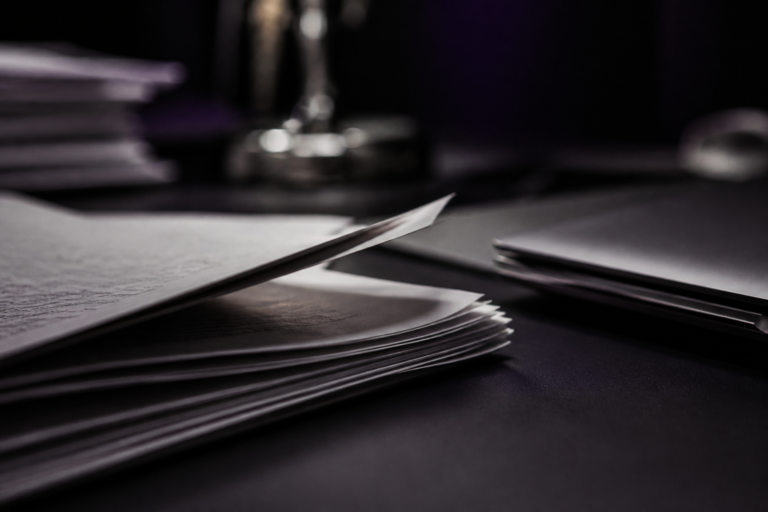 Folha de papel intrusa inserida entre as páginas de um documento corporativo aberto